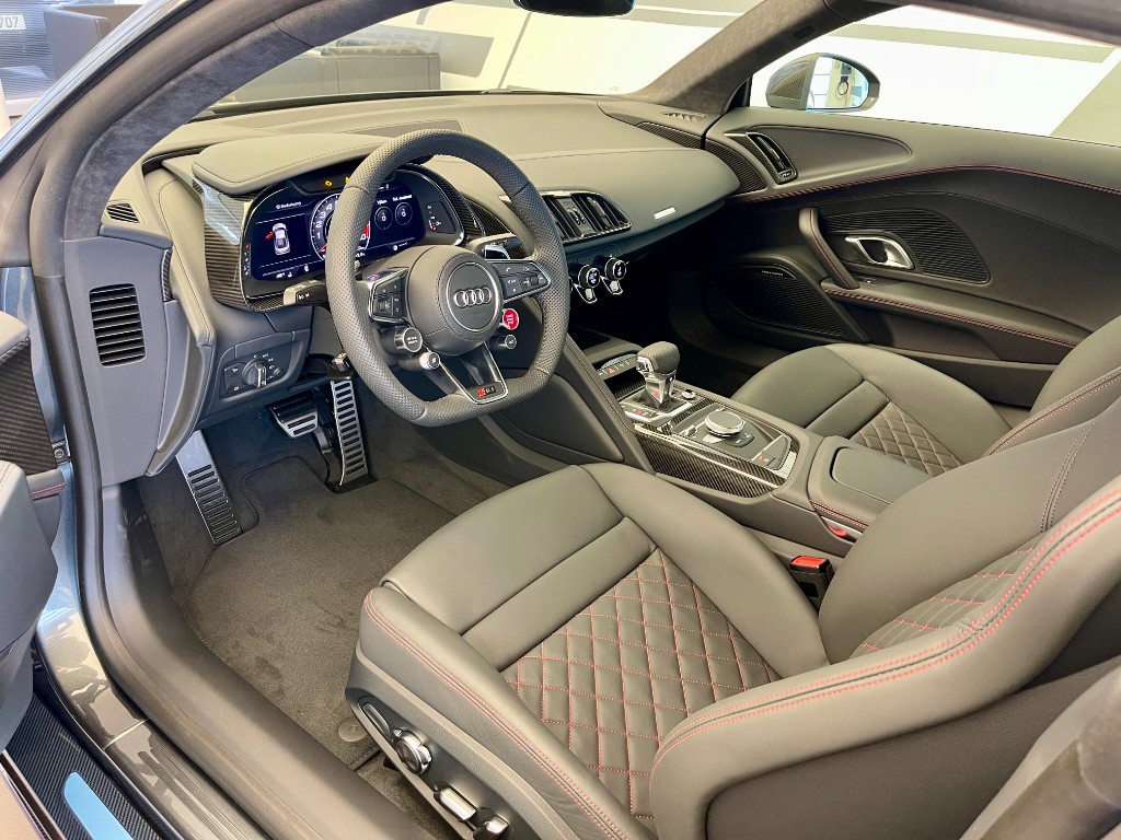AUDI R8 COUPÉ V10 PERFORMANCE | SKLADEM | NOVÉ ČESKÉ AUTO | IHNED K PŘEDÁNÍ | 620 KONÍ | MAX VÝBAVA | ŠEDÁ DAYTONA | KARBON | KERAMICKÉ BRZDY | IHNED K PŘEDÁNÍ | NÁKUP ONLINE | AUTOiBUY.com